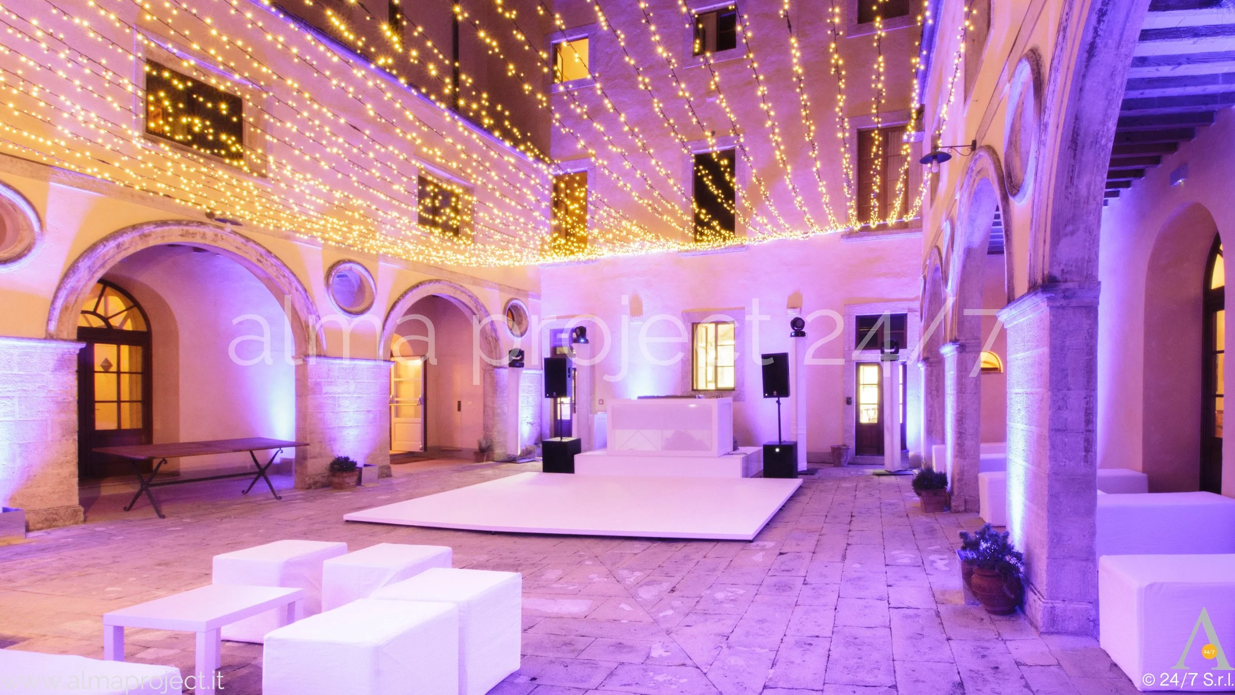 2BALMAPROJECT243A740BORGOPIGNANO-Courtyard-WhiteCarpetinigDancefloor26Stage-DeejayEvaConsole-MovingHeads-FairyLightsCeiling-Purple089-BenedettoFiorentini.webp