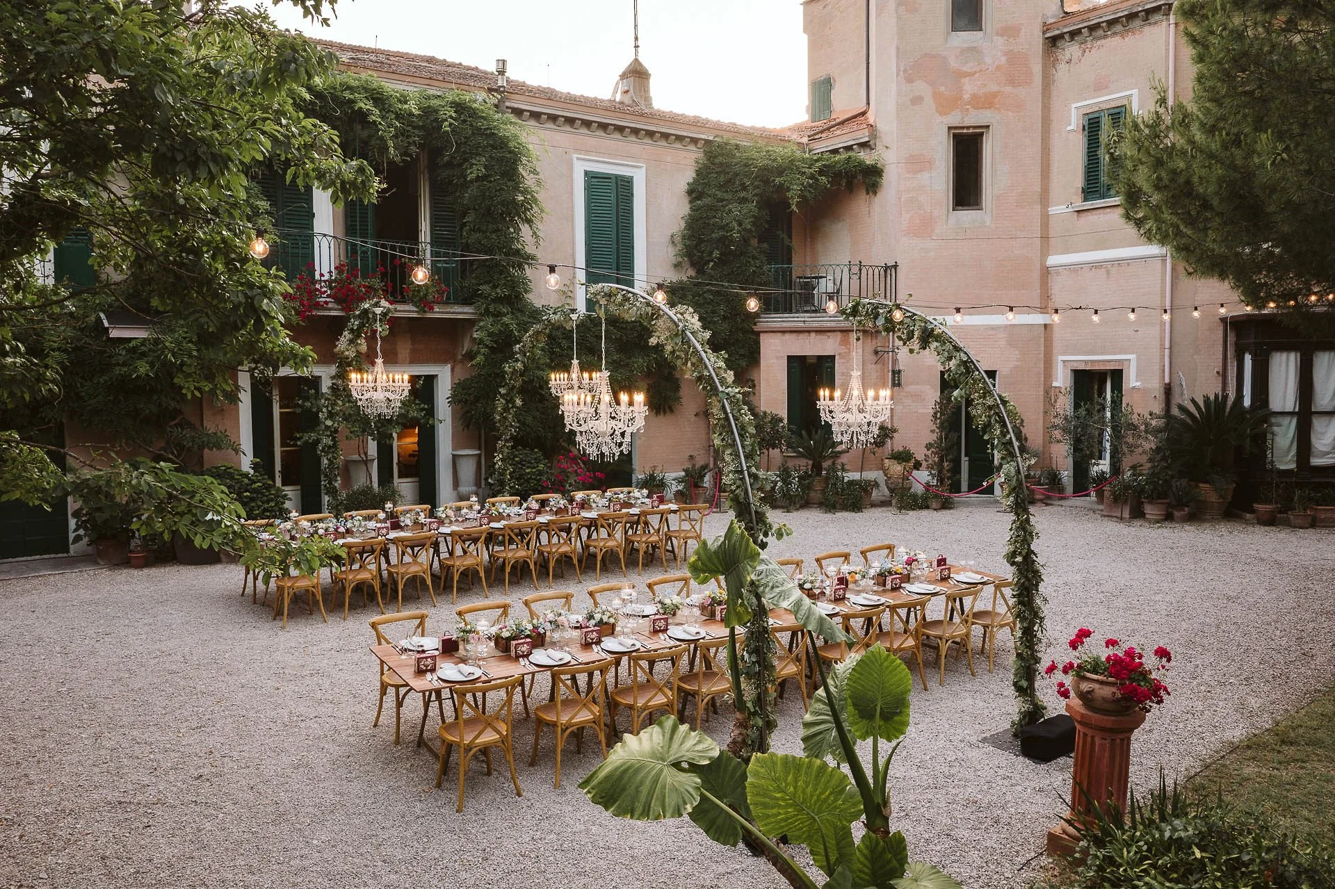RelaisVillaGiulia-OutdoorDinners-BackCourtyard1.webp
