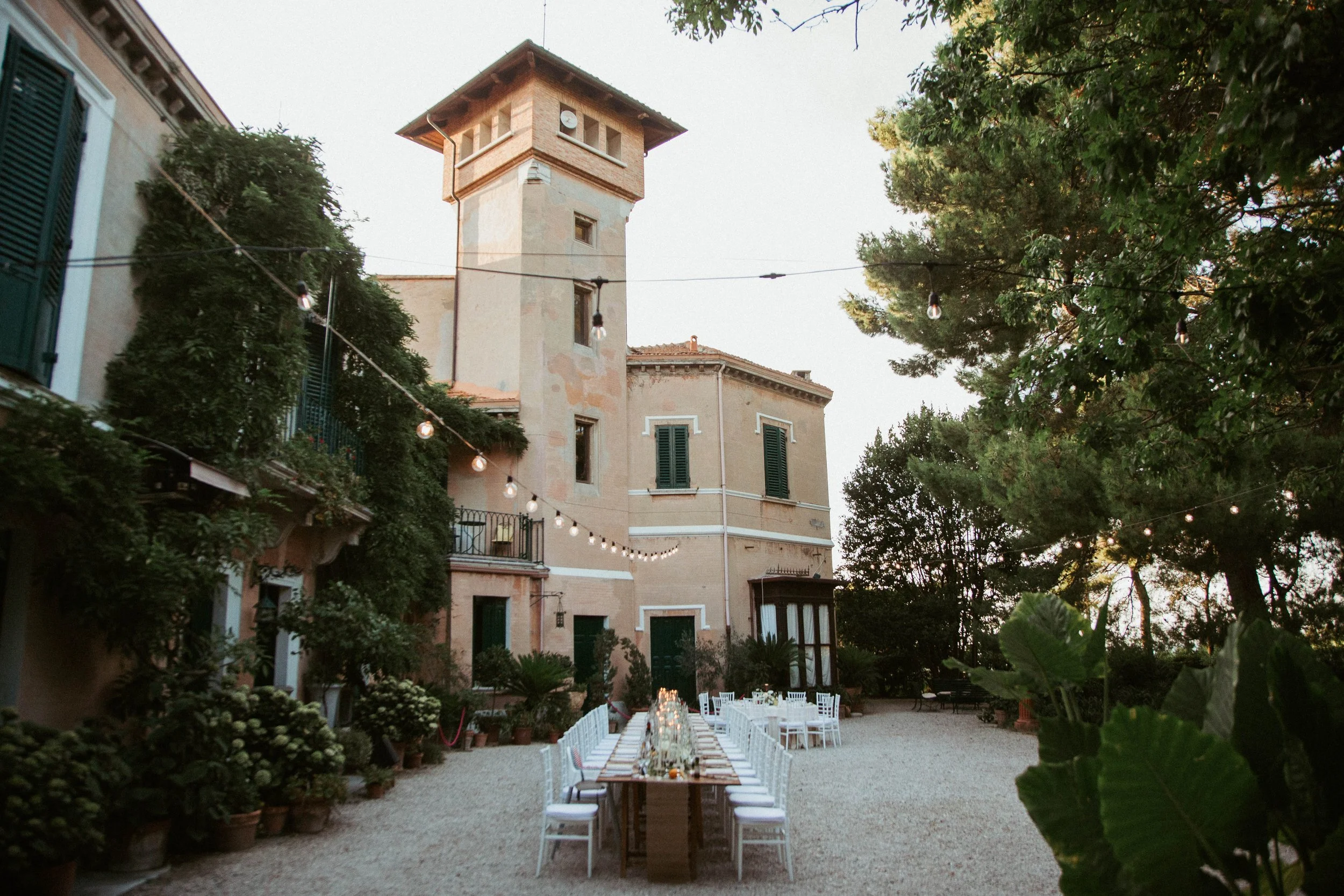 RelaisVillaGiulia-OutdoorDinners-BackCourtyard40.webp