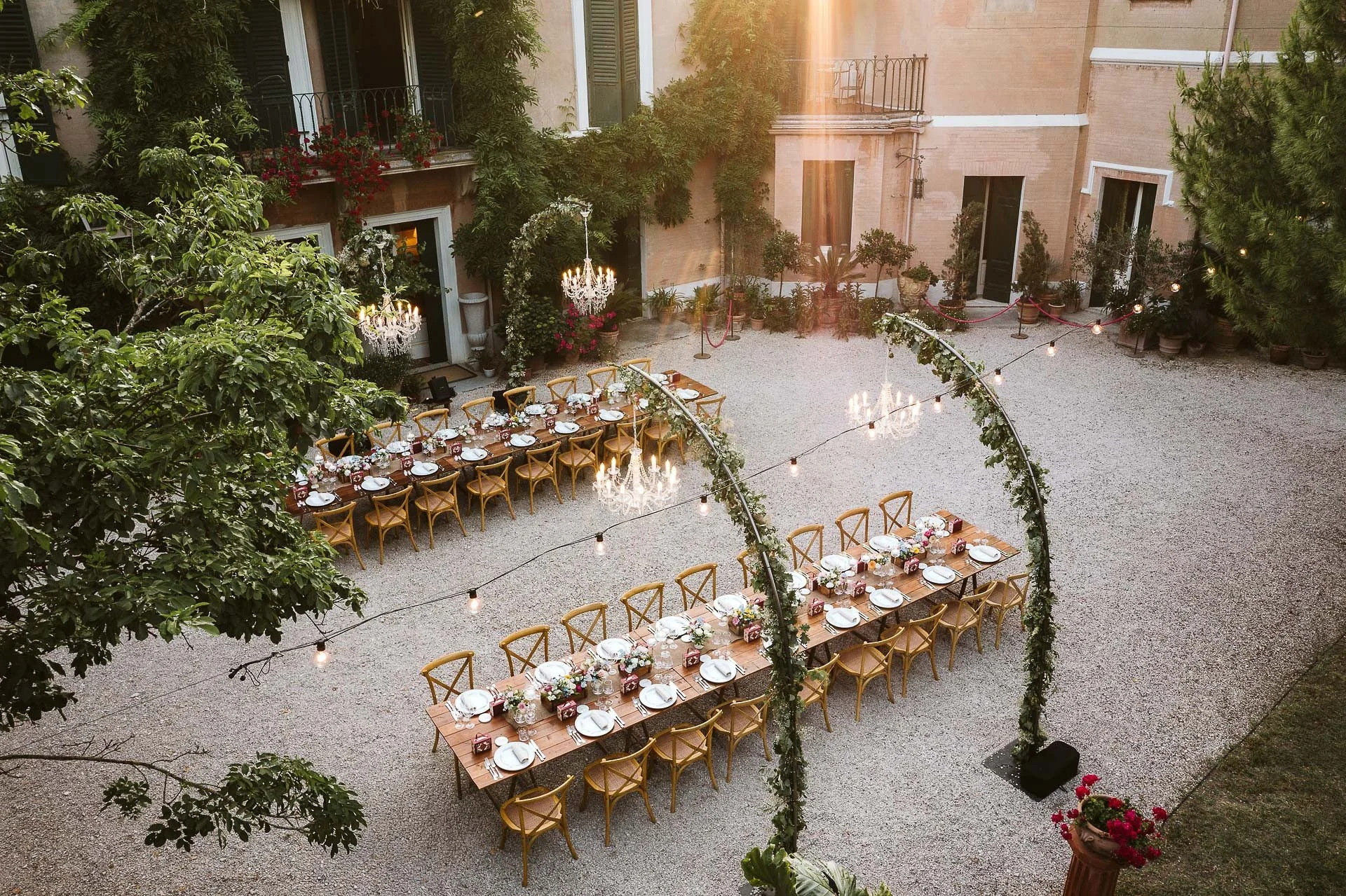 RelaisVillaGiulia-OutdoorDinners-BackCourtyard7.webp