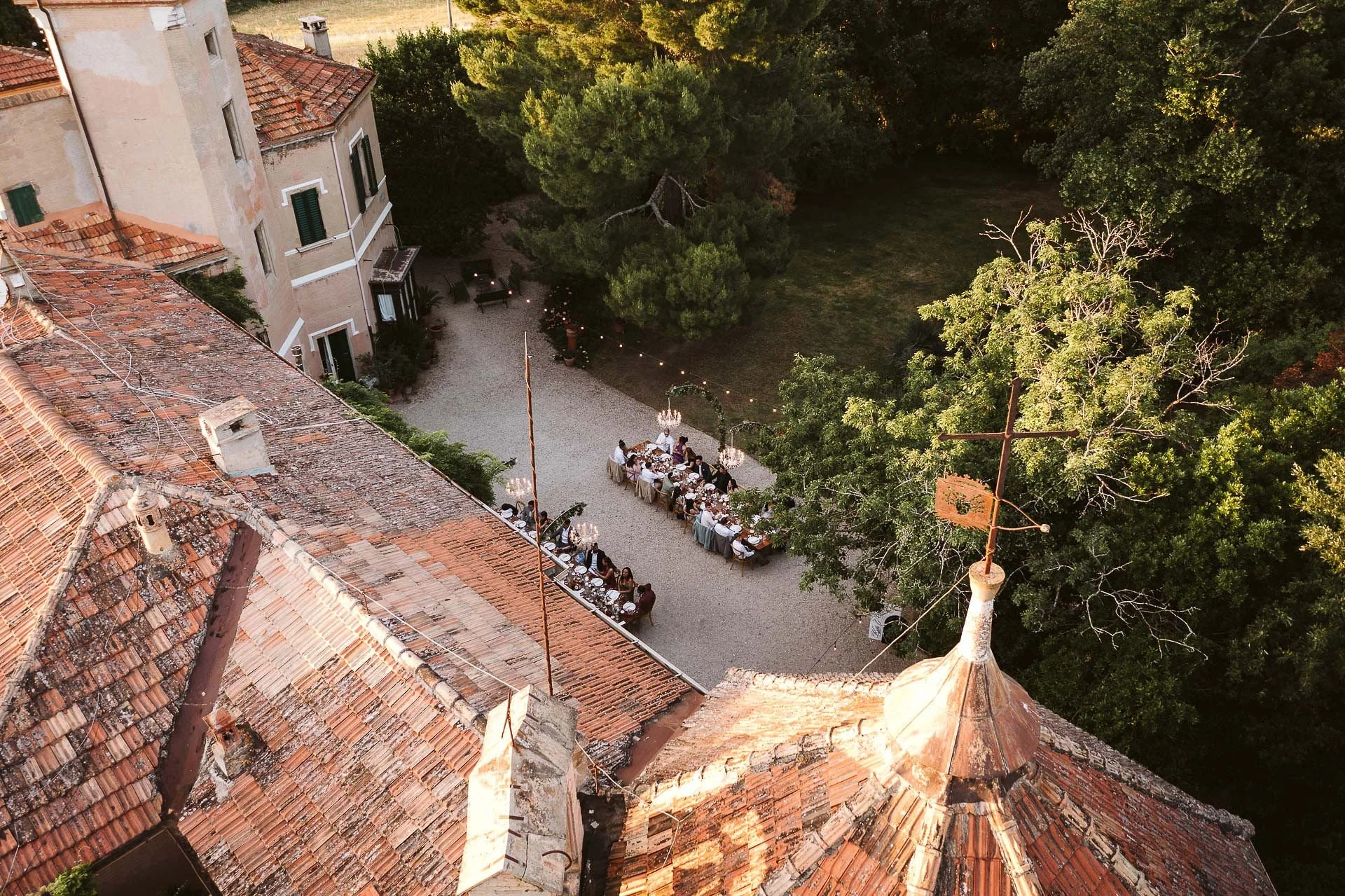RelaisVillaGiulia-OutdoorDinners-BackCourtyard8.webp