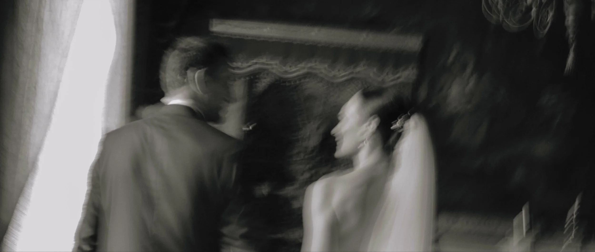 blur-intimate-couple.webp