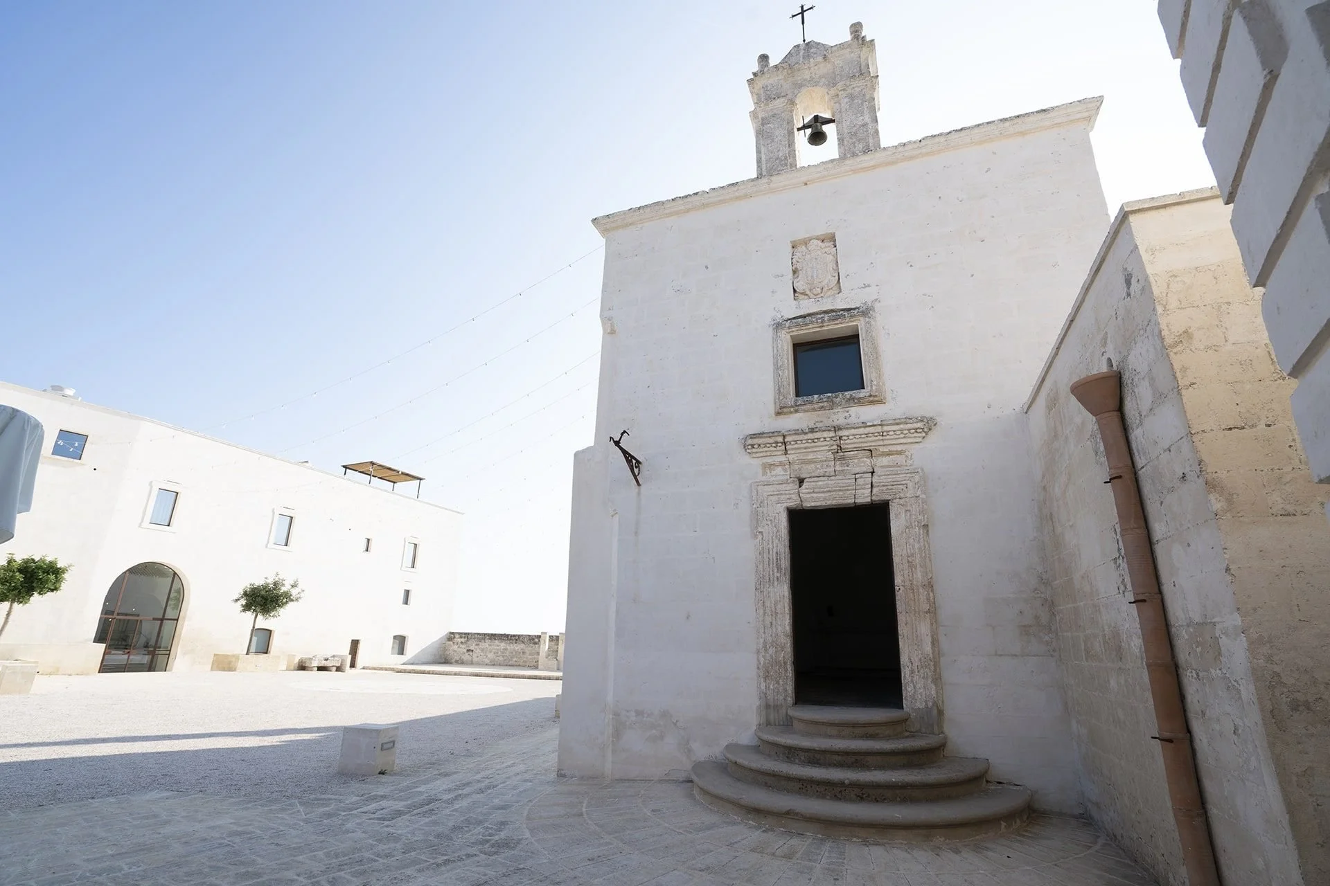 masseria-amastuola-chiesetta-corte2-1920×1280-1.webp